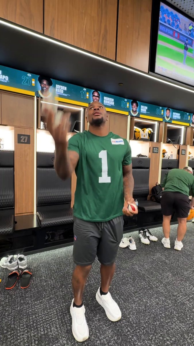 Micah Parsons juggling