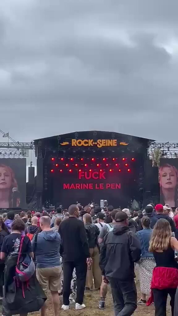 Rock en Seine anti-Le Pen banner