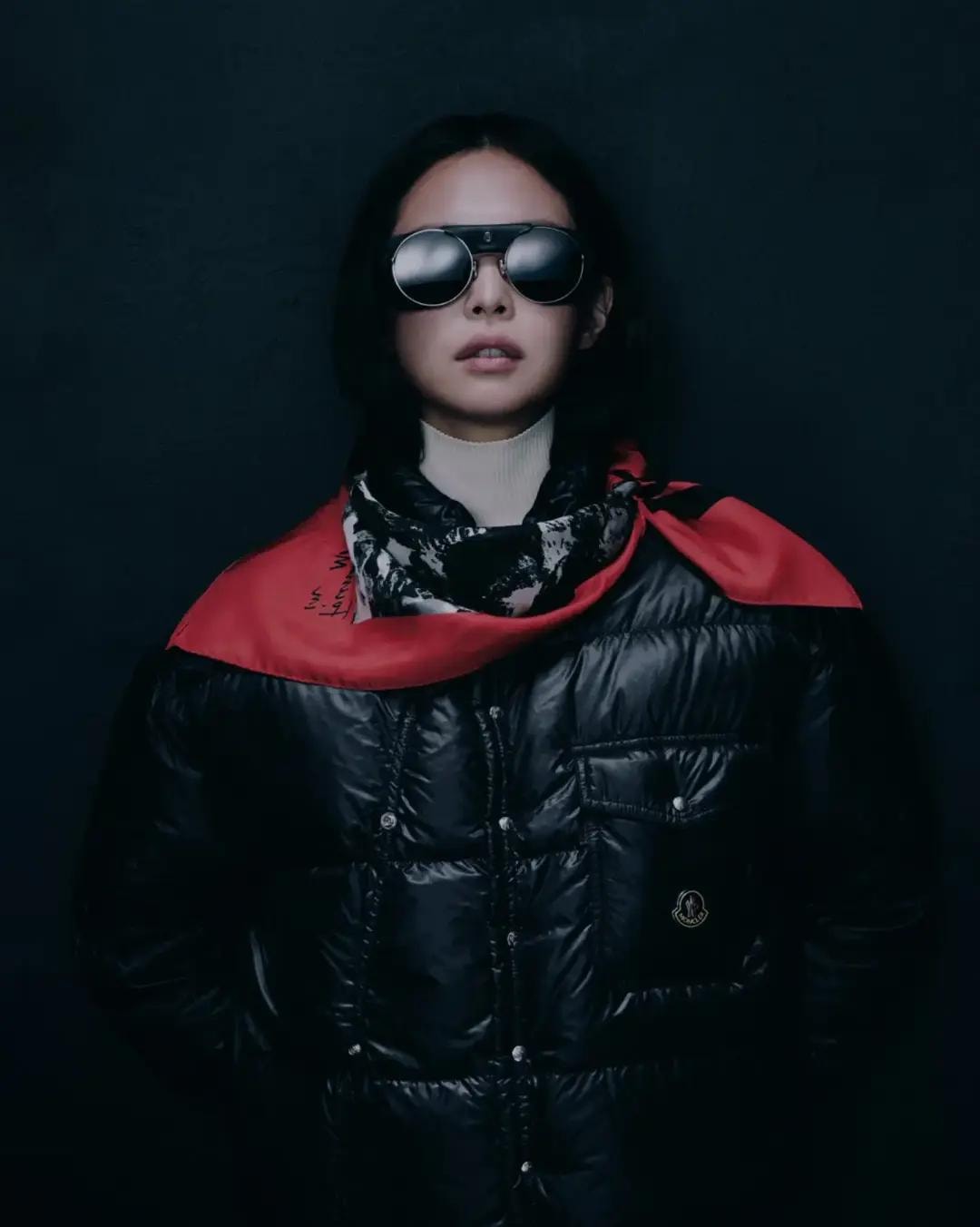 JENNIE Moncler Re/Icons 2026 campaign (photo 4 of 4) JENNIE Moncler Re/Icons 2026 campaign (photo 4 of 4)
