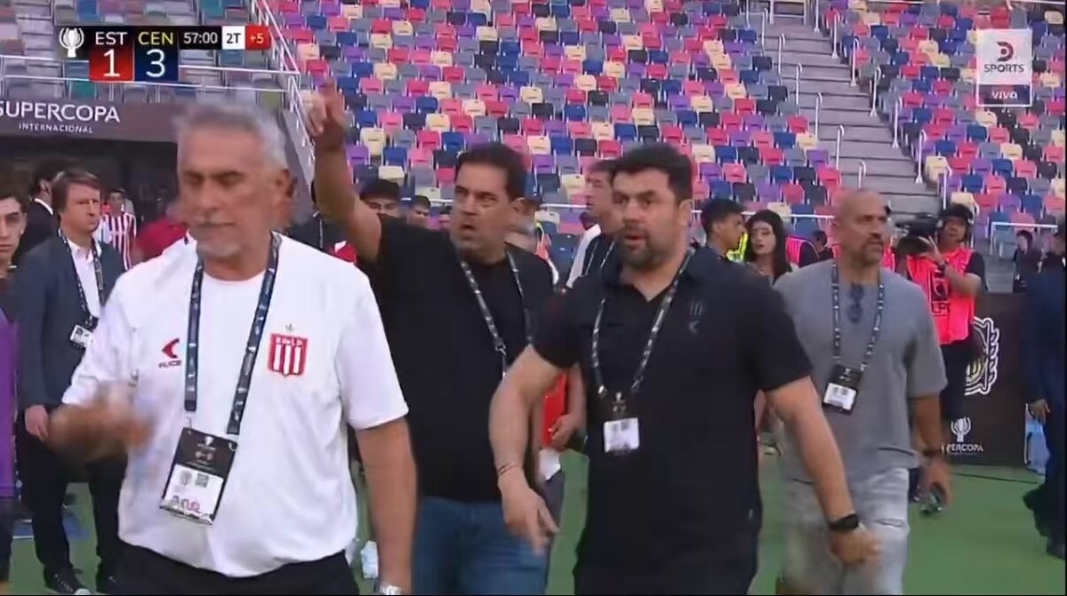 Sebastian Veron shouts Thief at referee