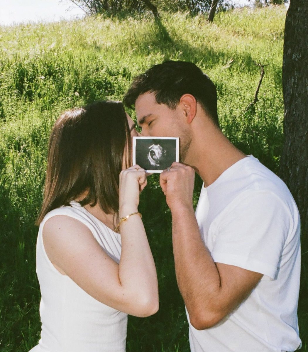 Taylor Lautner baby name speculation (photo 1 of 2)