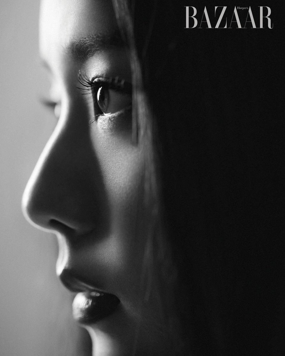 Photos of JISOO in the exhibition portraits (photo 2 of 2)
