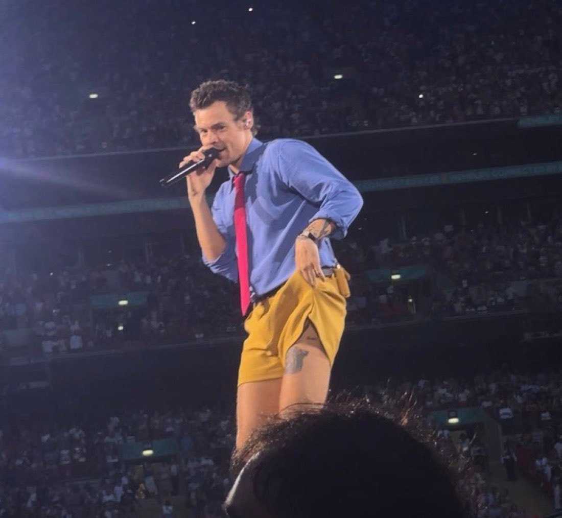 Harry Styles London show sl*tty little shorts Harry Styles London show sl*tty little shorts