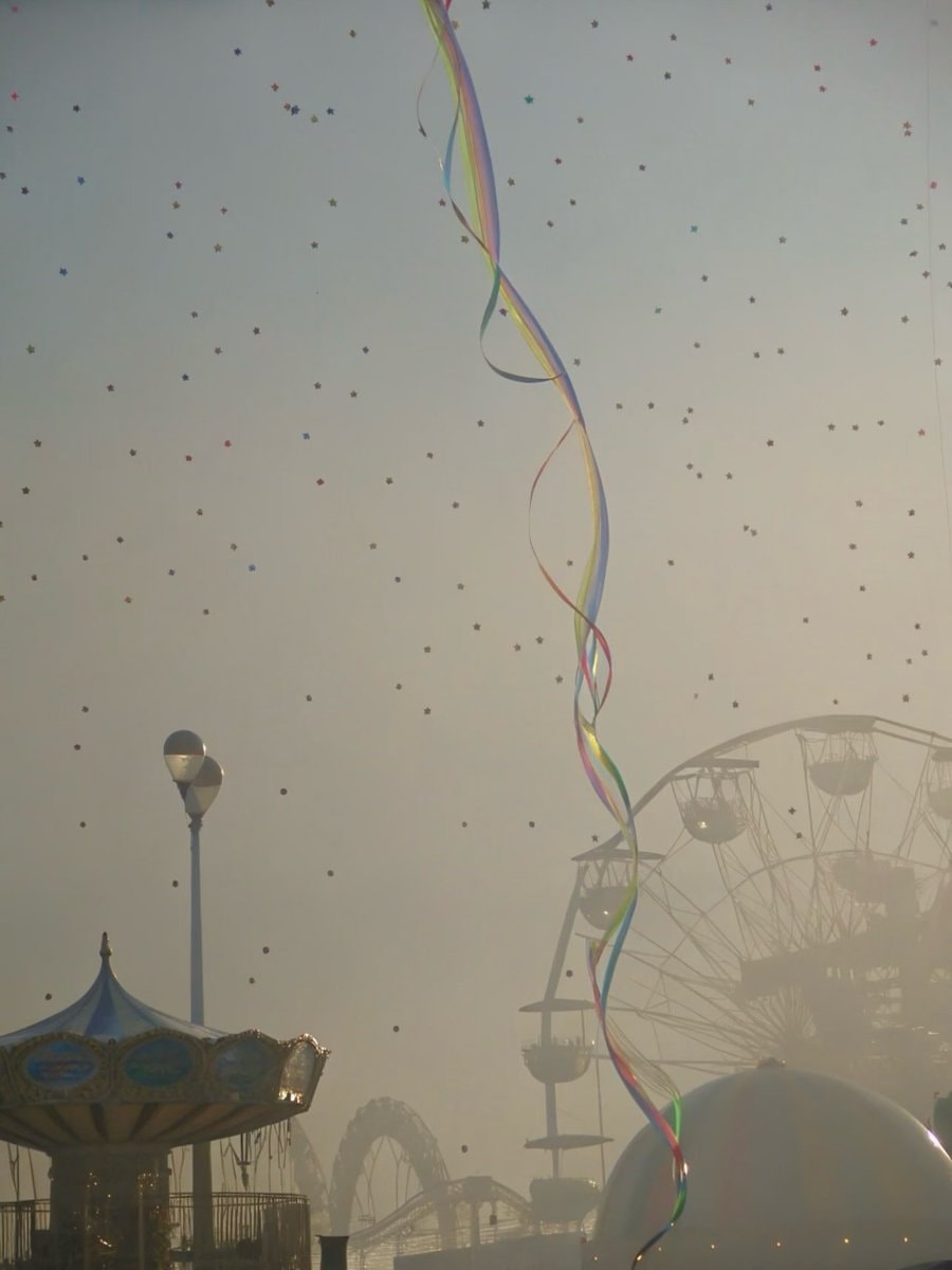 amusement park festive scene (photo 4 of 4)