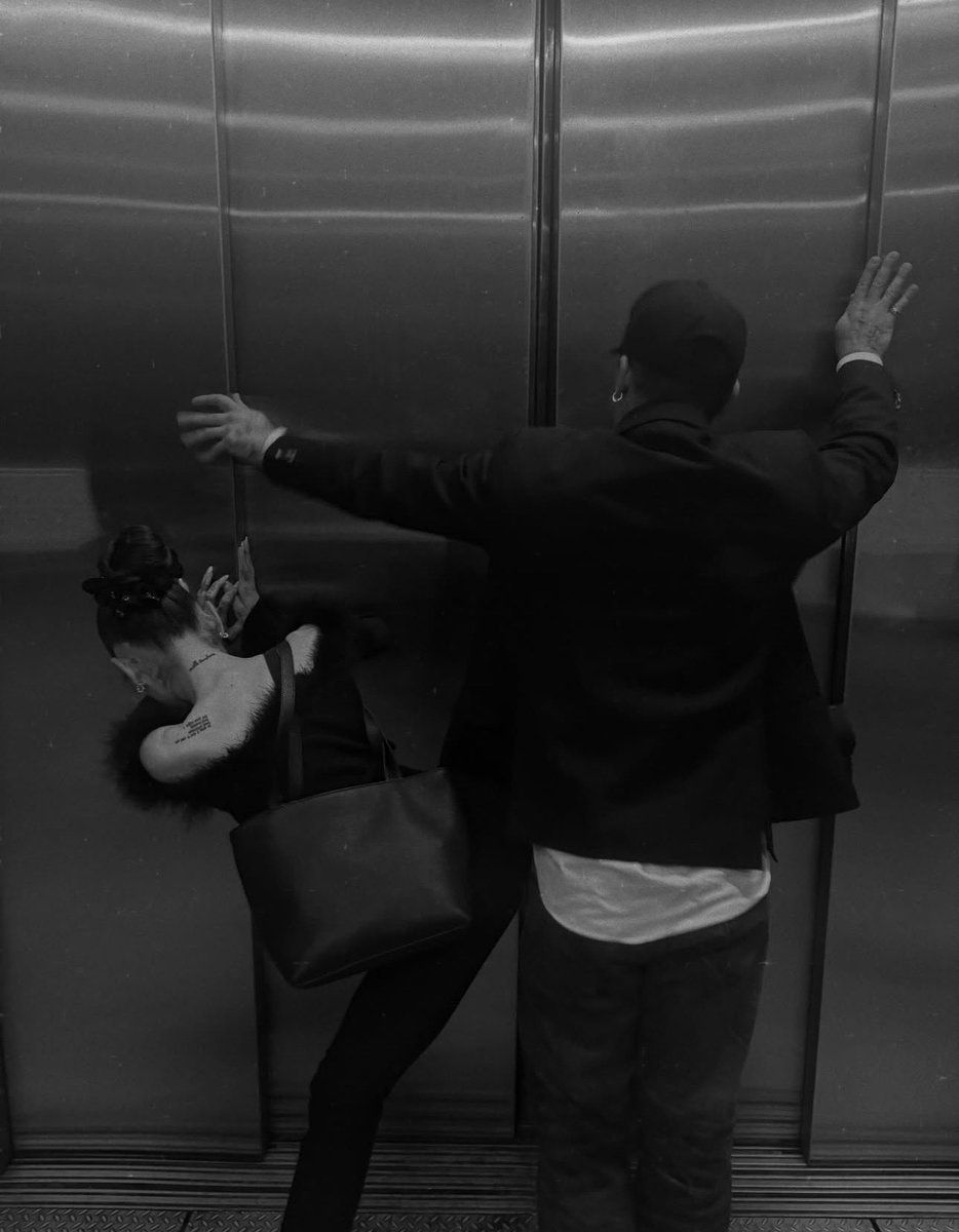 Ariana Grande elevator moment (photo 2 of 2)