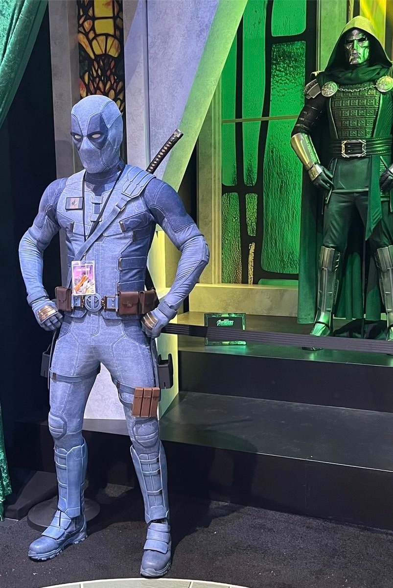 Ryan Reynolds Grey Deadpool SDCC (photo 2 of 2)