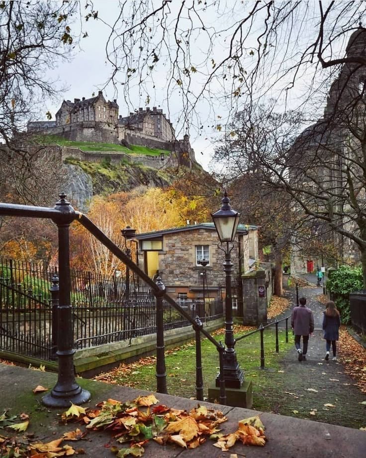 Edinburgh church and castle autumn (photo 4 of 4)