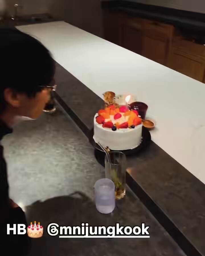 Jungkook birthday cake moment