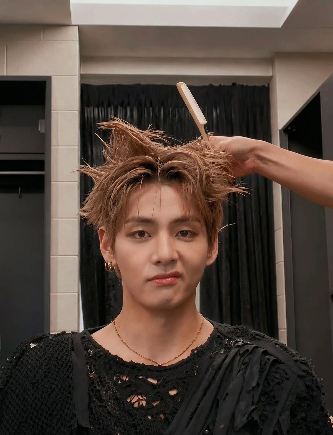 Taehyung V BTS close-up (photo 2 of 4) Taehyung V BTS close-up (photo 2 of 4)