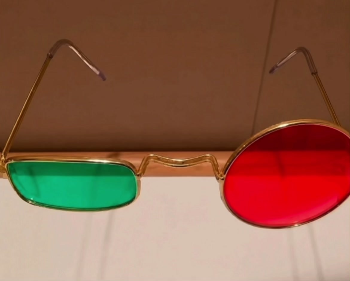 V novelty glasses green red lenses