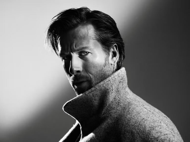 Glen Powell Esquire cover (photo 2 of 4)