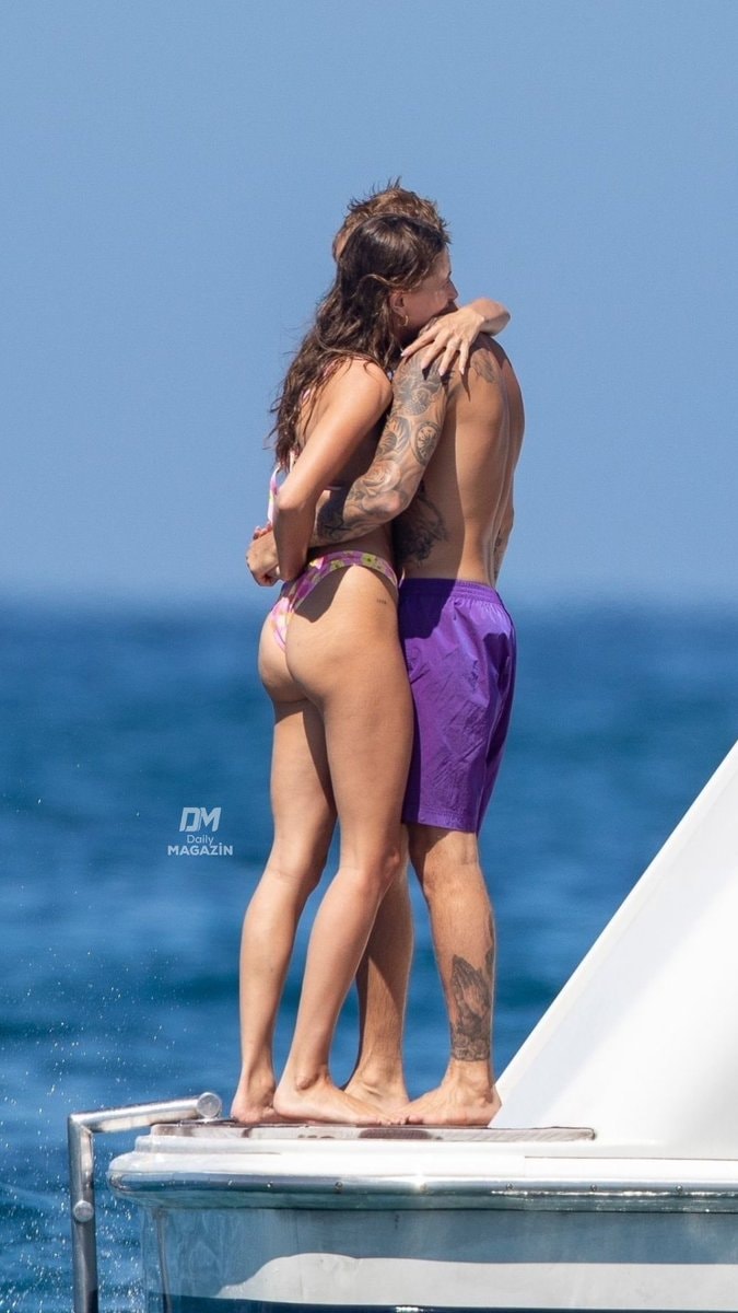 Justin Bieber Hailey Bieber Ibiza vacation (photo 2 of 2)