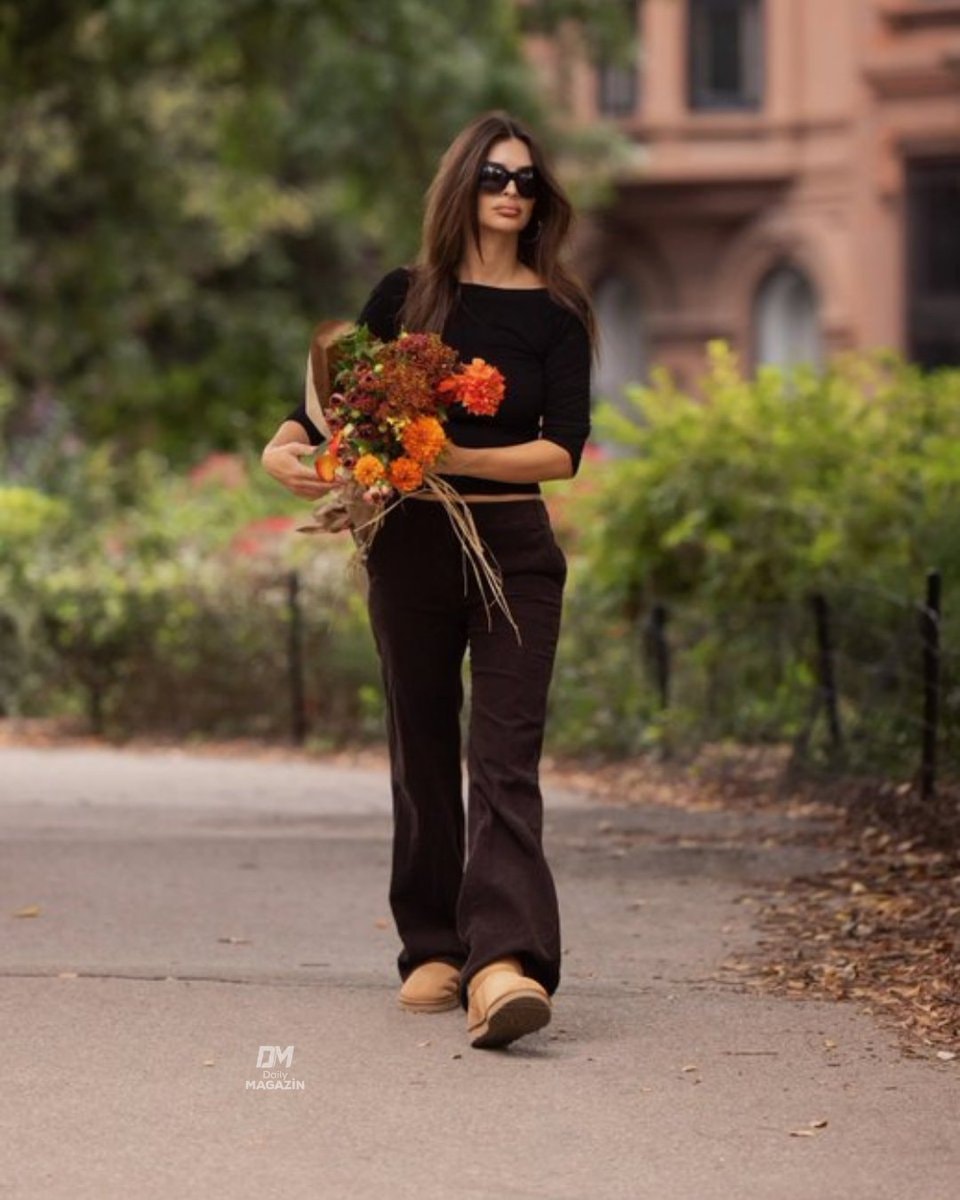 Emily Ratajkowski with flowers (photo 2 of 2)