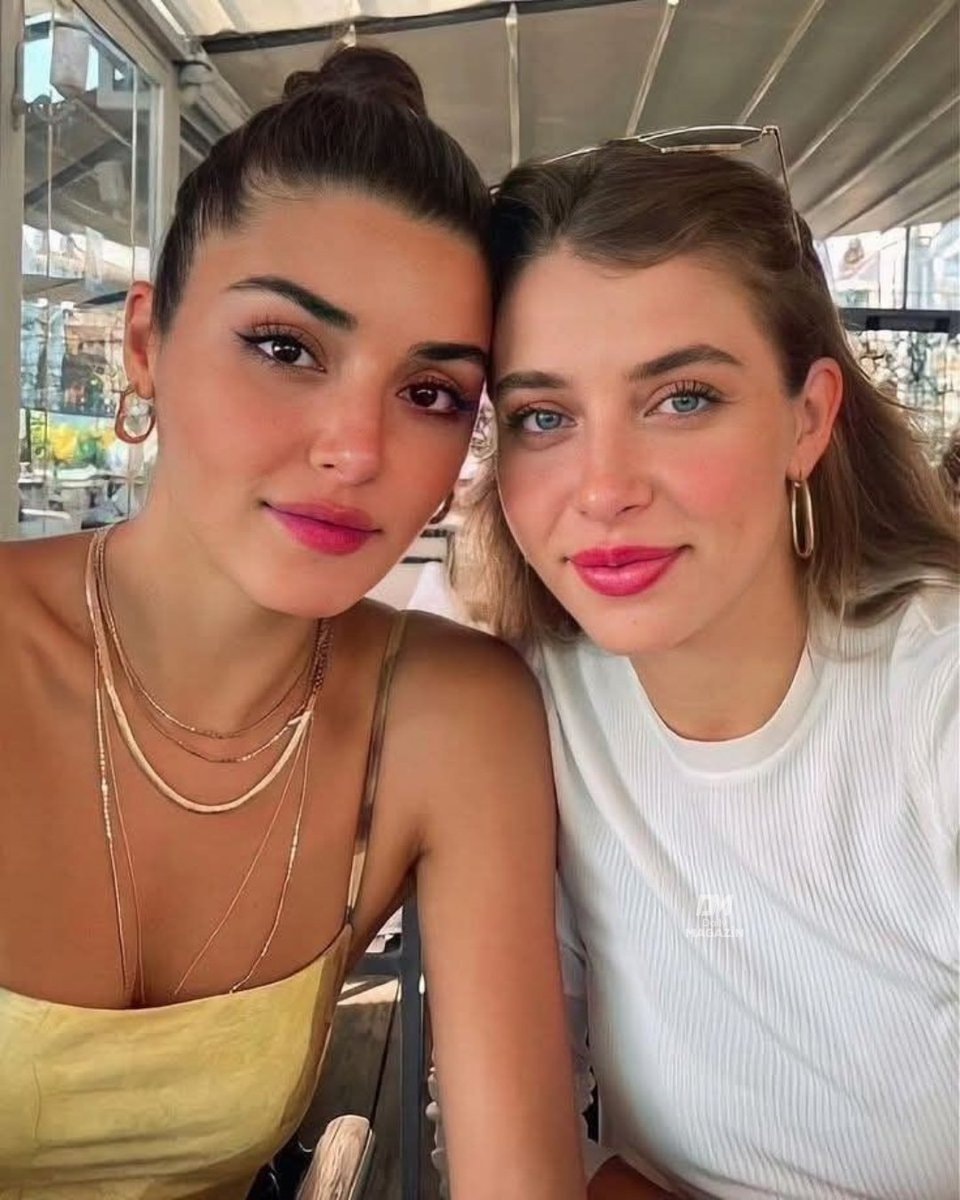Hande Erçel and Gamze Erçel modeling talk (photo 2 of 2)