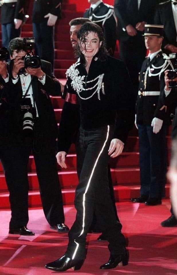 Red Carpet Wave Michael Jackson (photo 2 of 4)
