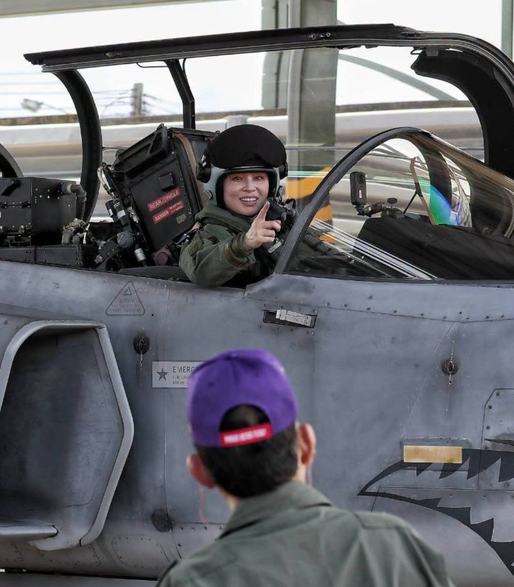Queen Suthida solo fighter jet flight
