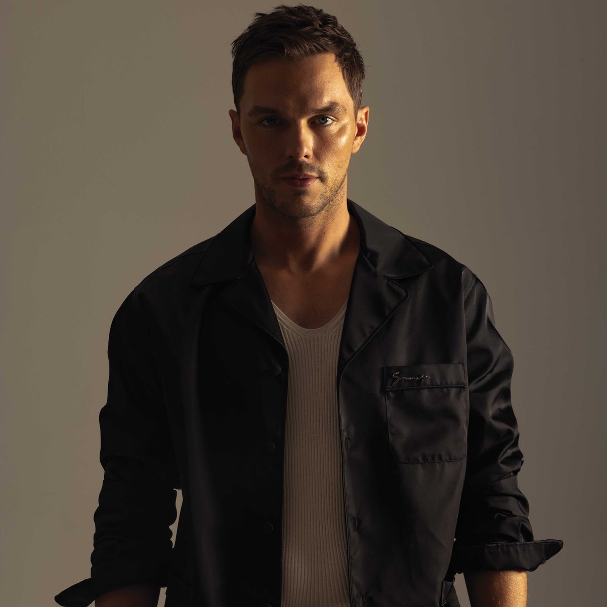 Mosquito Hulu series Daisy Edgar-Jones Nicholas Hoult (photo 2 of 2)