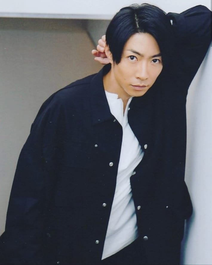 Man in black jacket leaning against white wall 💚 (photo 1 of 4) Man in black jacket leaning against white wall 💚 (photo 1 of 4)
