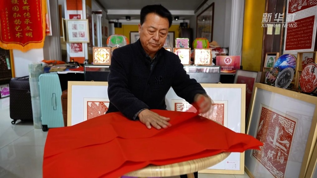 Jiangxi folk artists carving wood (photo 4 of 4)