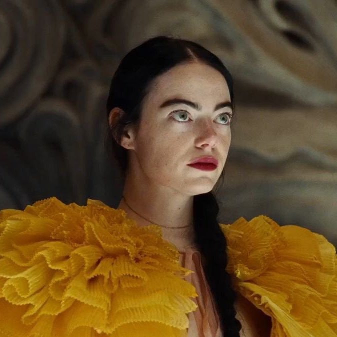 Emma Stone in a yellow dress (photo 3 of 4)
