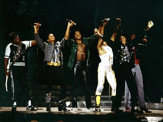 Michael Jackson Blue Jacket Stage Performance (photo 2 of 4)