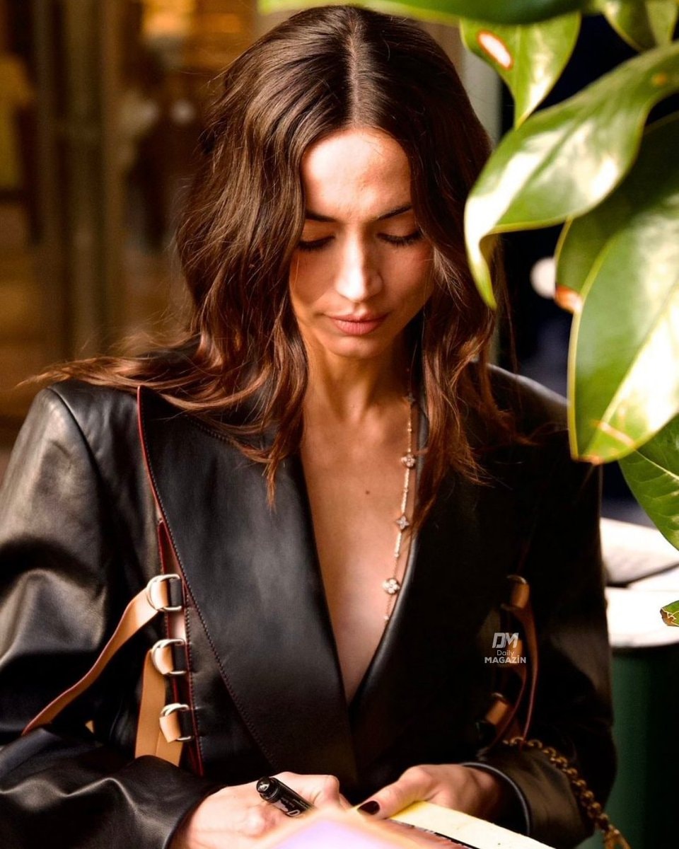 Ana de Armas black suit