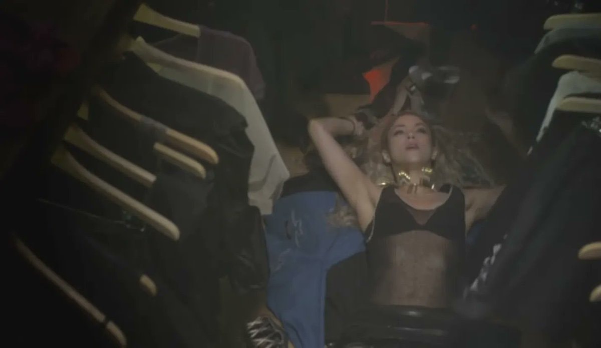 Shakira She Wolf anniversary (photo 4 of 4)
