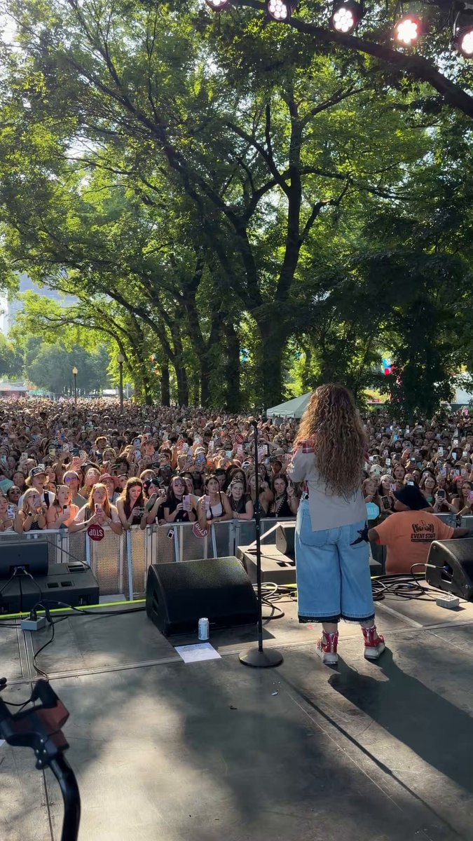 Bella Kay first Lollapalooza set