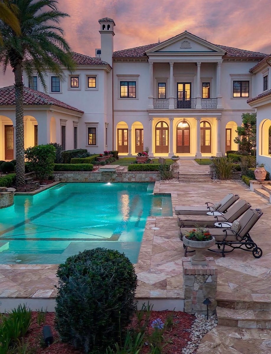 Mediterranean villa with palm trees (photo 3 of 3)