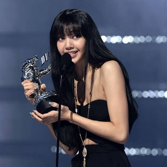 Lisa Billboard Most Popular Woman (photo 2 of 2)