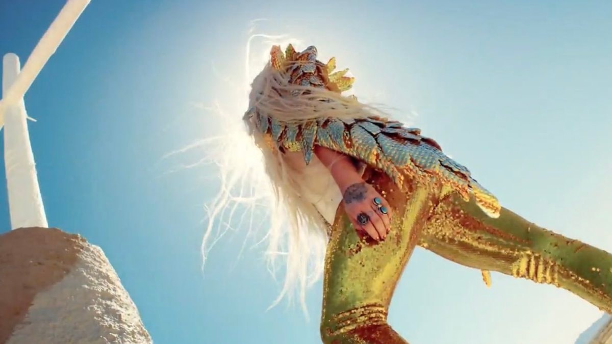 Kesha Praying 9 years (photo 4 of 4)
