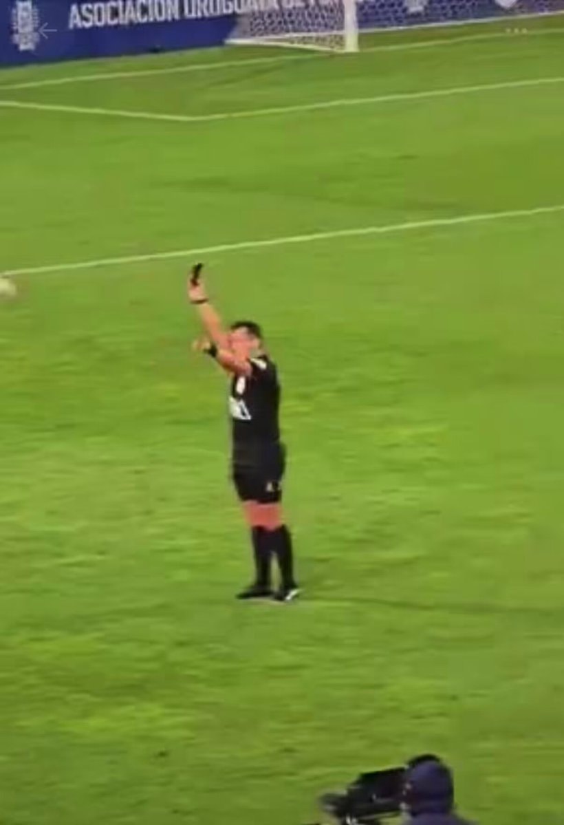 Uruguay referees digital cards