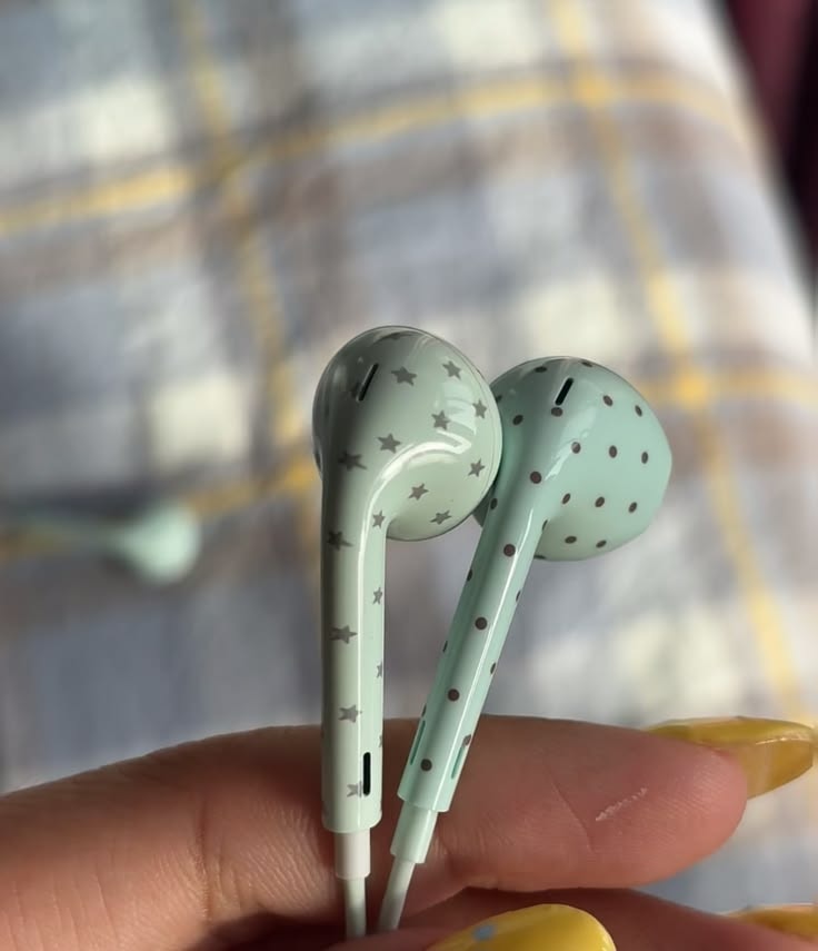 white earbuds and cable (photo 2 of 3)