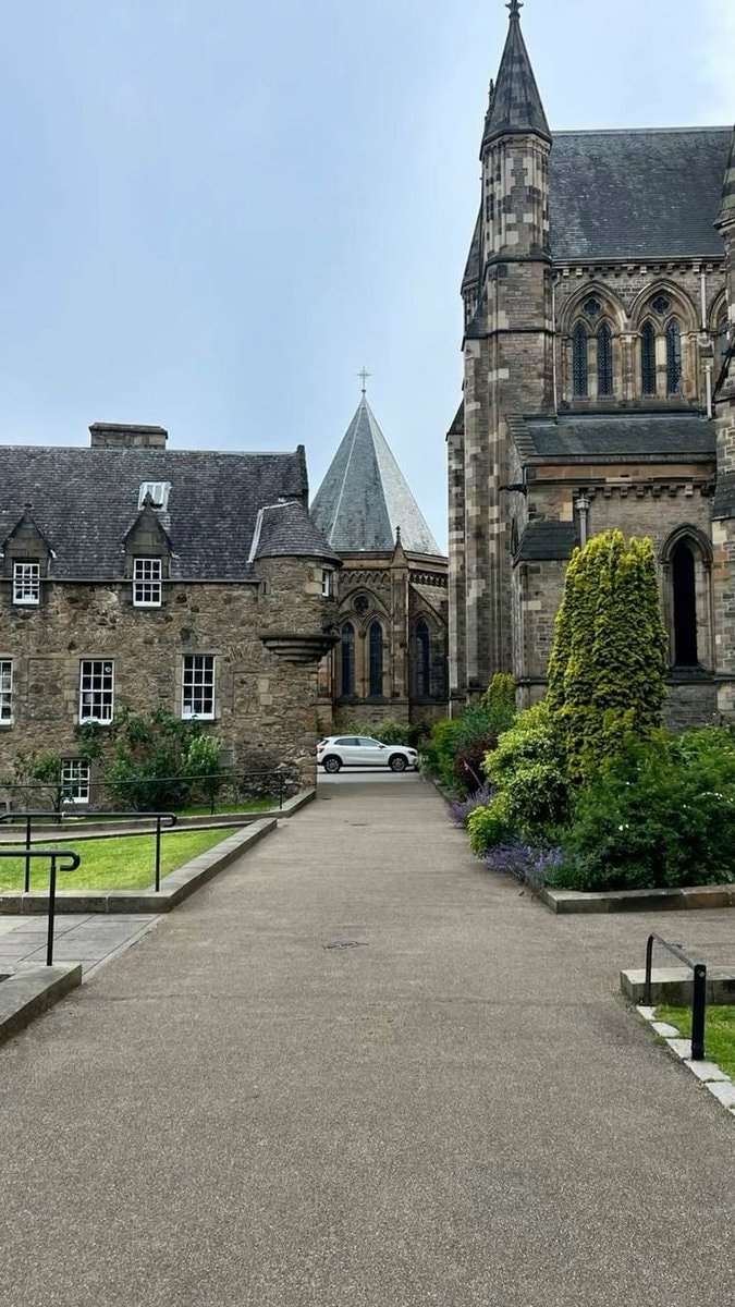 Edinburgh street scene (photo 3 of 4)