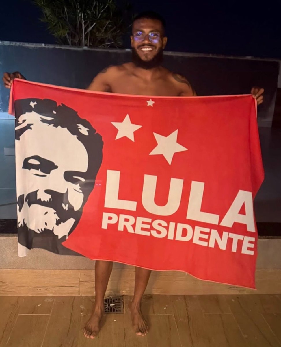 Marcelo Cirino and Elias celebrate Lula's victory