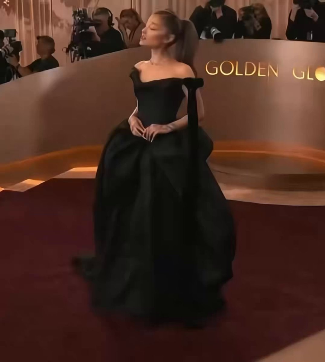 Ariana Grande red carpet moment