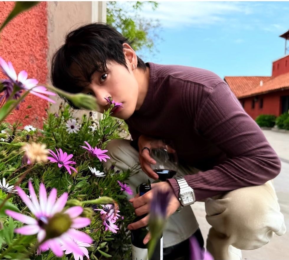 Kim Taehyung LAZU wine post (photo 2 of 4)