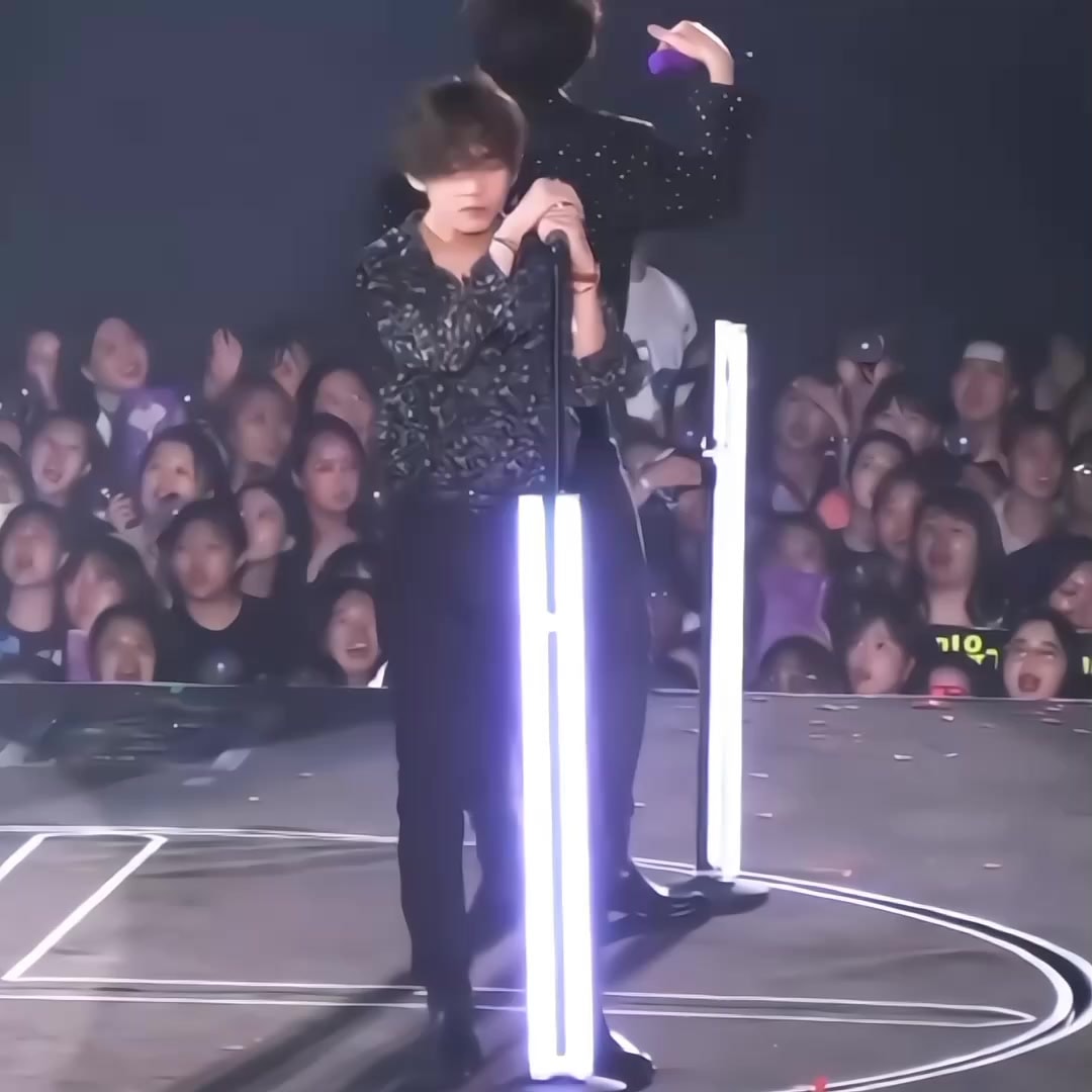 V and Jimin concert moment 🫠