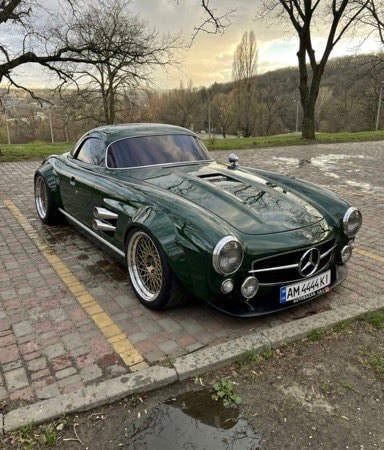 Mercedes-Benz 300 SEL green gold rims (photo 1 of 2)