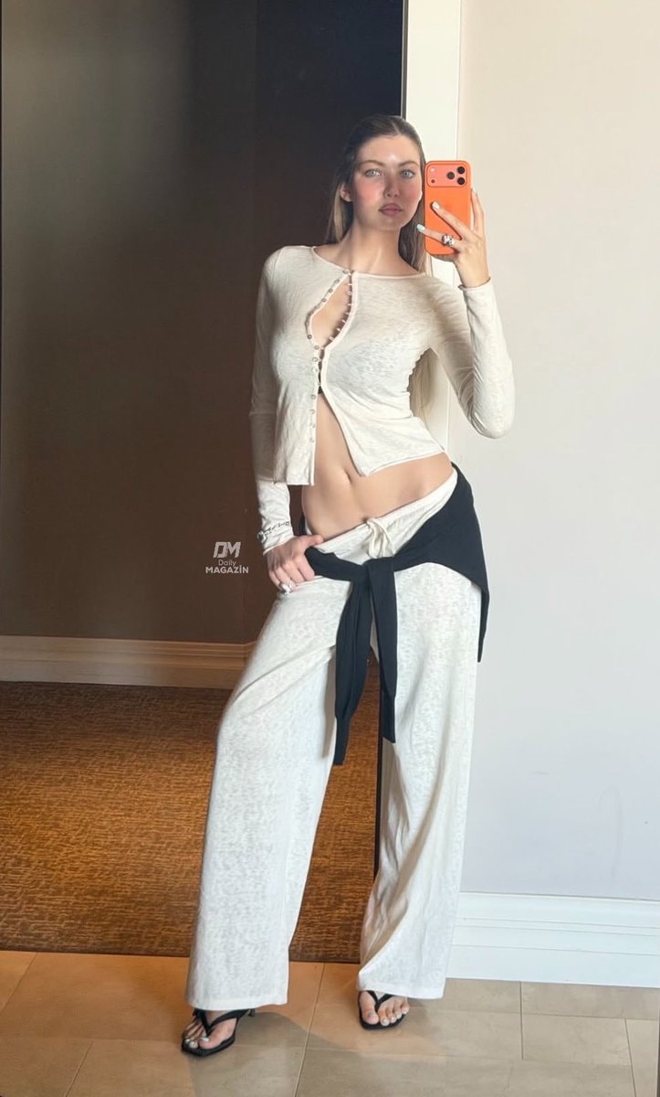 İrem Haznedar mirror pose