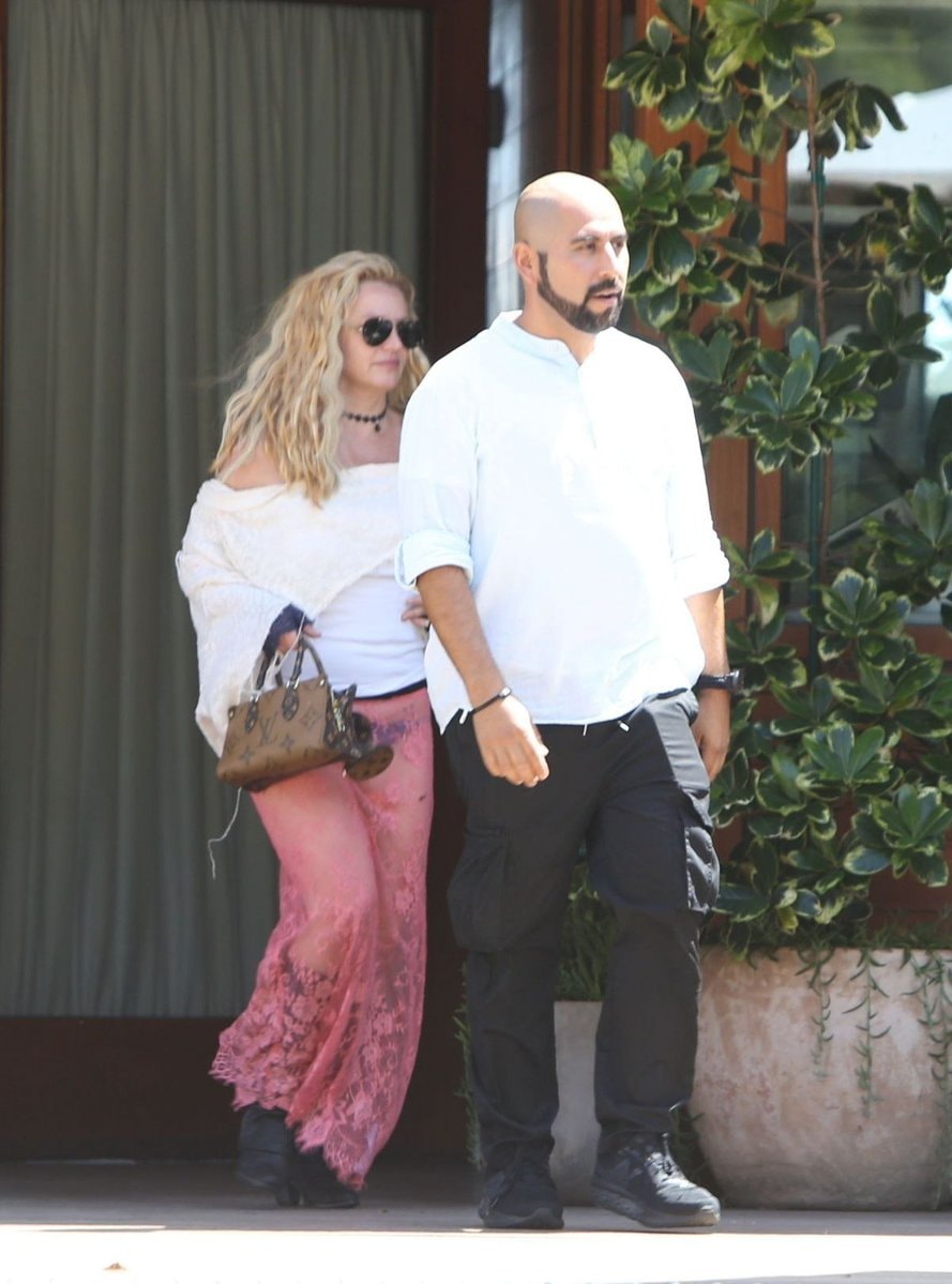 Britney Spears Malibu summer style (photo 2 of 4)