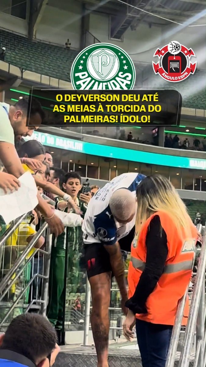 Deyverson gives socks to Palmeiras fans