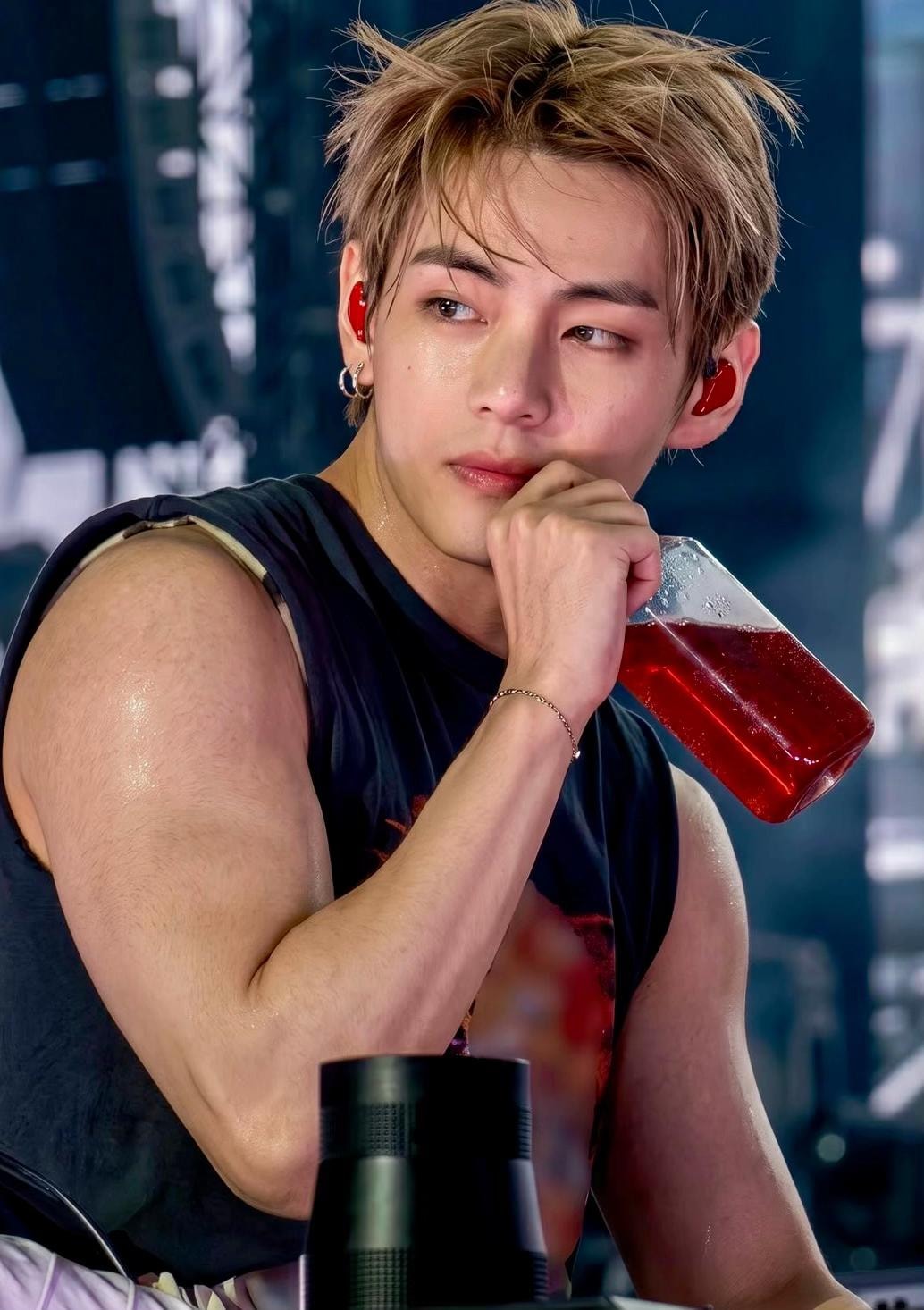 Taehyung stage moment with red earbuds