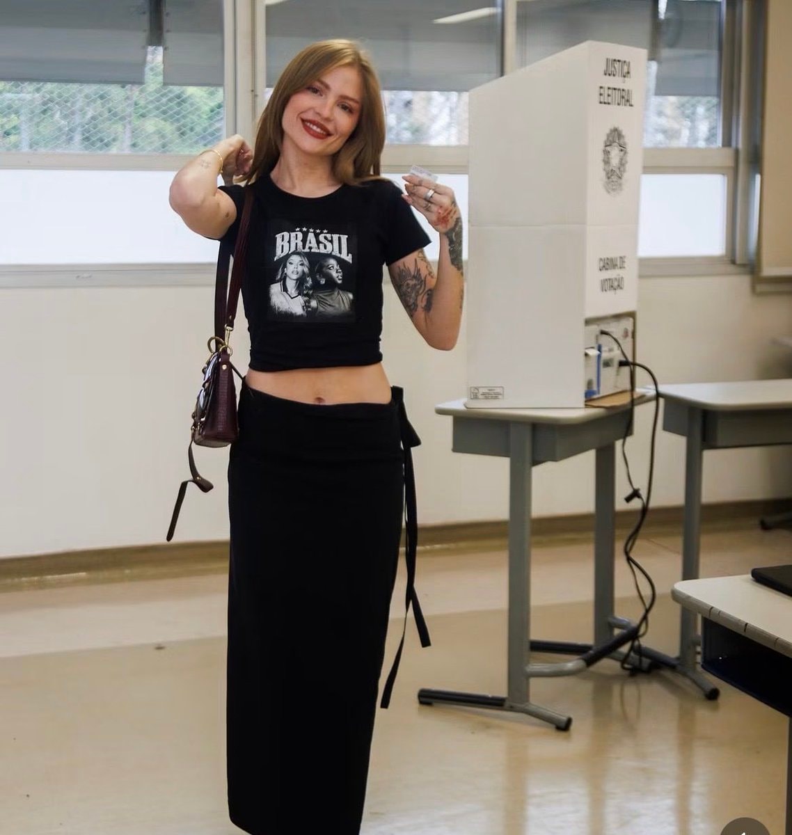 Luísa Sonza votes in Érika Hilton and Ana Elisa shirt (photo 2 of 2)