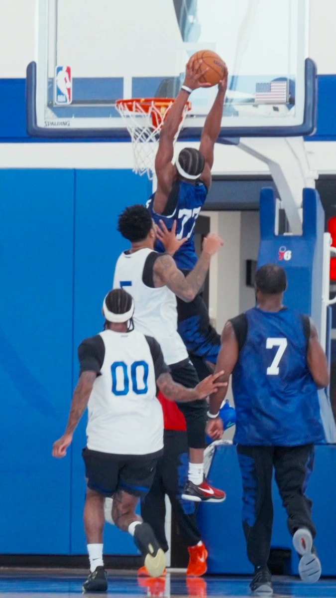 LeBron lob to V.J. Edgecombe at Sixers training camp