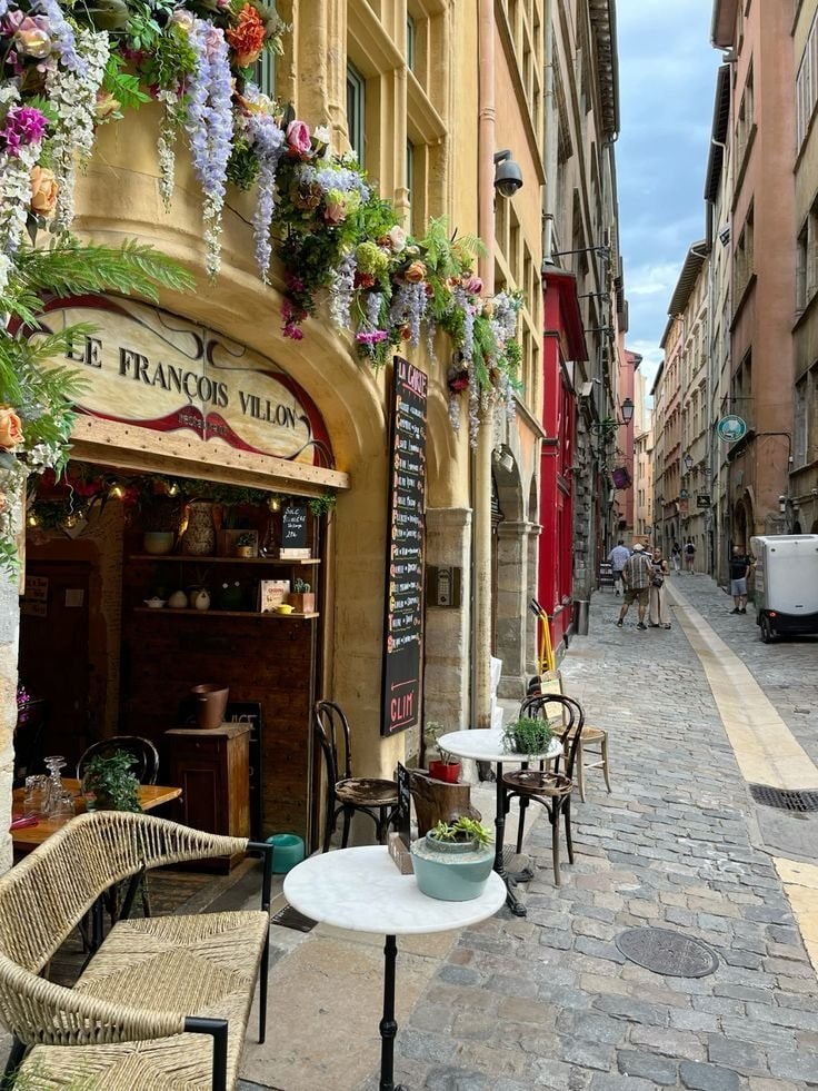 Lyon fountain and architecture (photo 3 of 4)