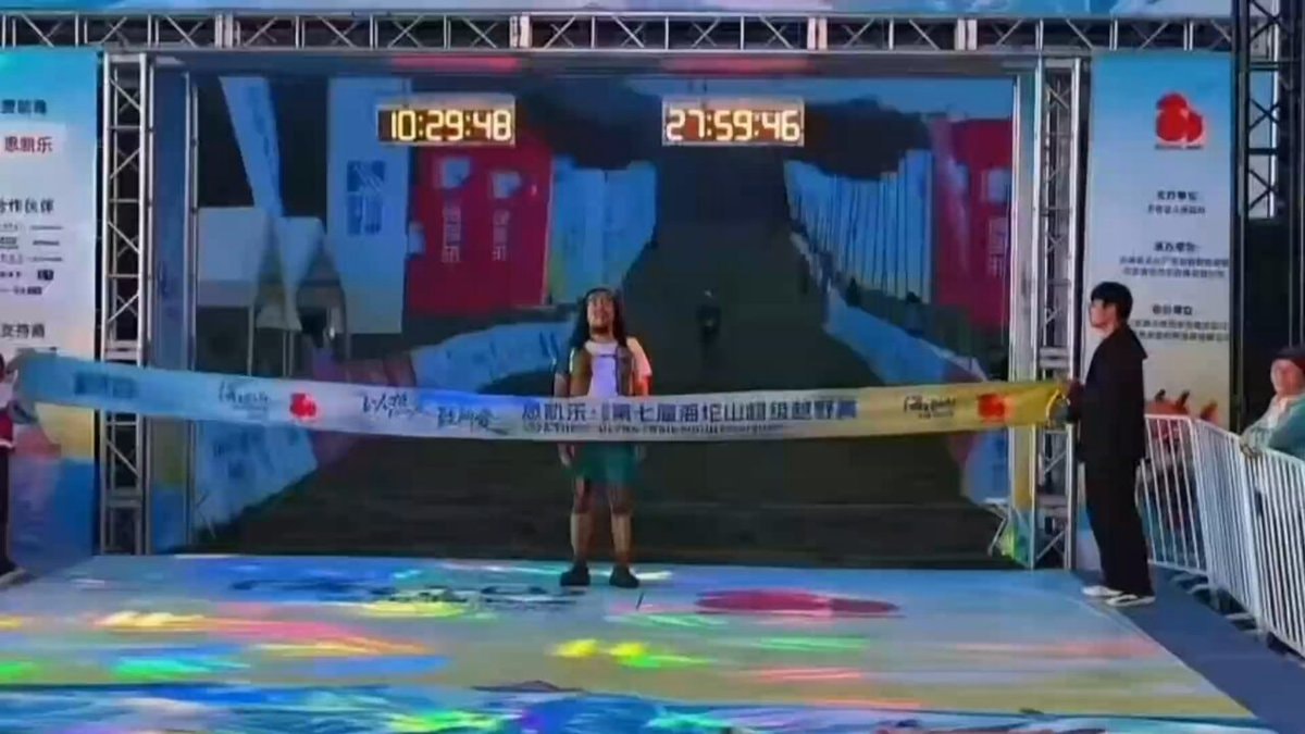 Marathon runner stops for Chinese National Anthem