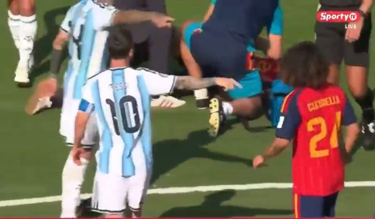 Messi Argentina soccer field