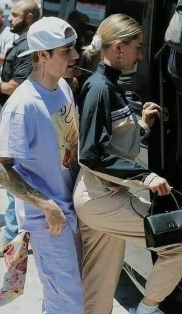 Justin Bieber Hailey Bieber paparazzi moment (photo 2 of 2)