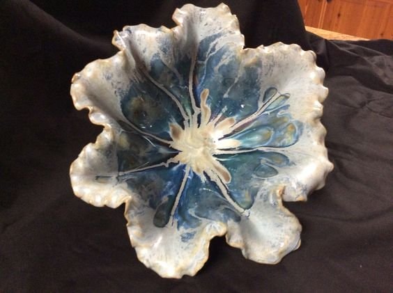 Handmade ceramic flower dish (photo 3 of 4)